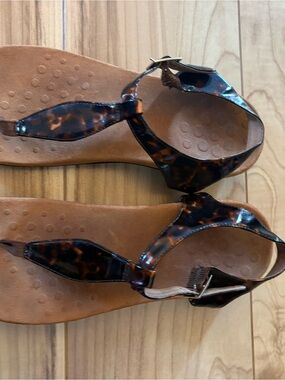 Vionic Women's Tortoiseshell Gloss Thong Sandals - Brown/Black